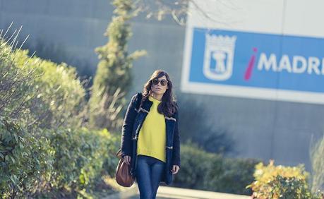 street style barbara crespo yellow zara sweater hake coat the corner sneakers fashion blogger outfit blog de moda