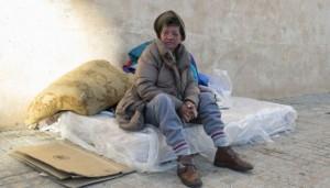 María Ángeles, la mujer agredida en un cajero por dos jóvenes, en una calle de Torrent (Valencia).  JOSÉ JORDÁN