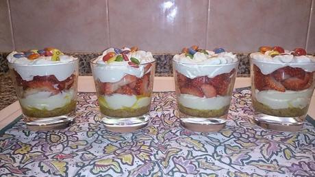 POSTRE DE FRESAS, GALLETAS, QUESO Y NATA