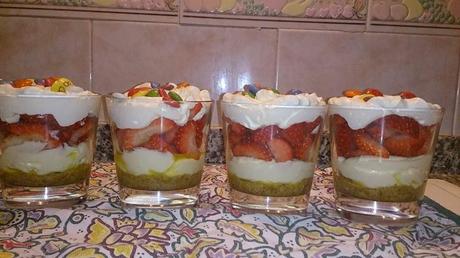 POSTRE DE FRESAS, GALLETAS, QUESO Y NATA