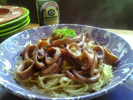 CALAMARES  CON FIDEOS CHINOS  EN SALSA DE ANCHOAS Y ALCAPARRAS