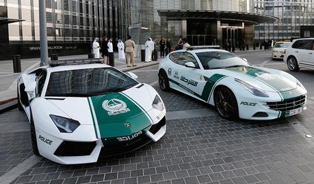 Los-coches-de-la-policia-de-Dubai-lamborghini-aventador-vs-ferrari-ff