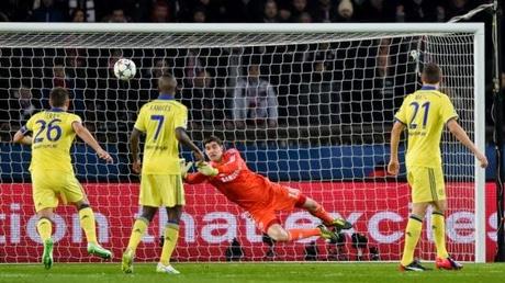 Courtois salva un empate para el Chelsea en París (1-1)