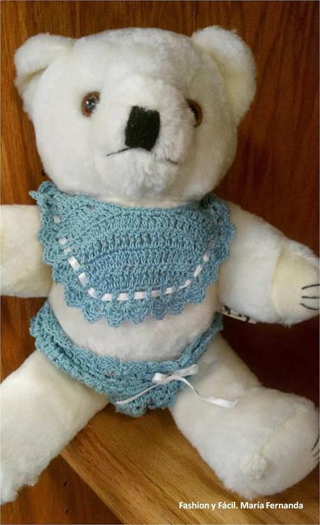 Un osito Teddy con babero tejido a crochet de bebé. (A crocheted bid for a babyTeddy Bear)