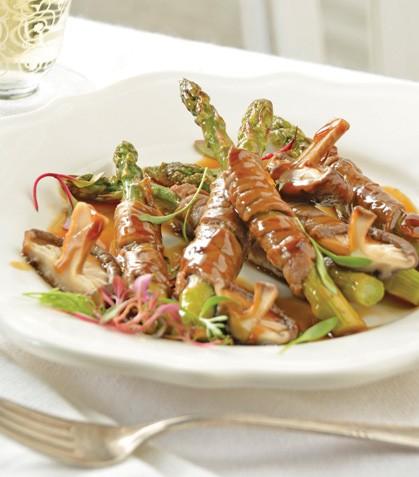 Espárragos envueltos con carne teriyaki