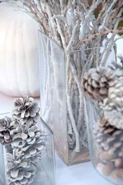 Los colores neutros como el gris, y los materiales naturales como las ramas secas y las piñas, son tendencia en decoración de Navidad 2014 #tendencias #decoracion #Navidad