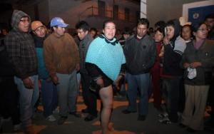 Una mujer muestra una herida que supuestamente le hizo la policía durante una manifestación contra el proyecto minero del Conga (Perú) / EFE