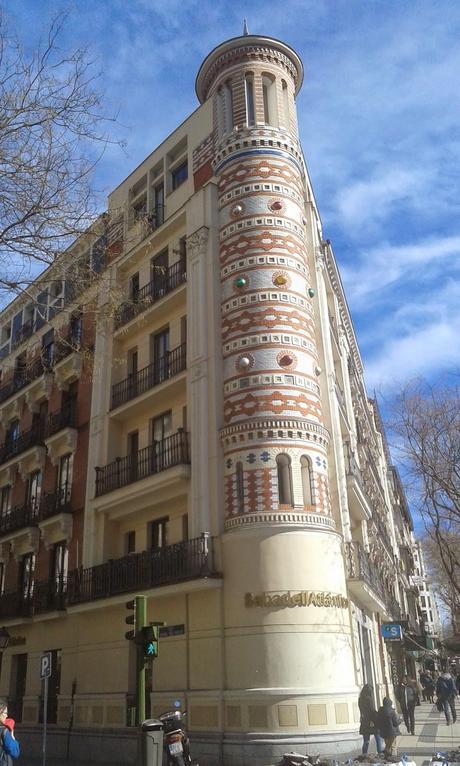Fachadas, azoteas, calles, esquinas............. grandes desconocidas.... en el centro de Madrid........