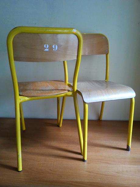 Decorar con antiguas sillas de colegio
