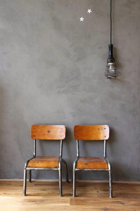 Decorar con antiguas sillas de colegio