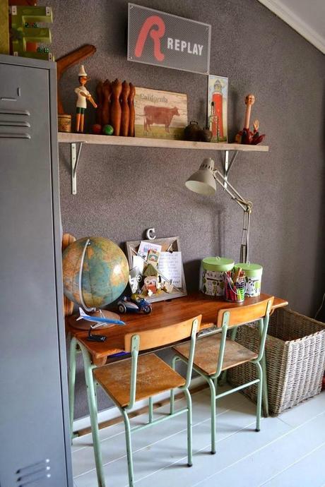 Decorar con antiguas sillas de colegio
