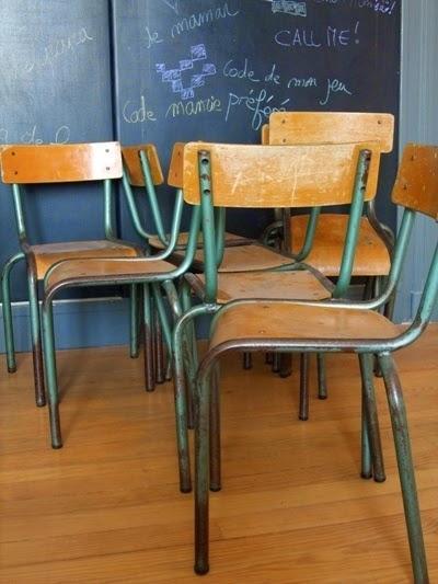 Decorar con antiguas sillas de colegio