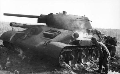 T-34 destrozado tras los combates en Prochorowka. Fuente y autoría: Bundesarchiv, Bild 101I-219-0553A-36 / Koch / CC-BY-SA