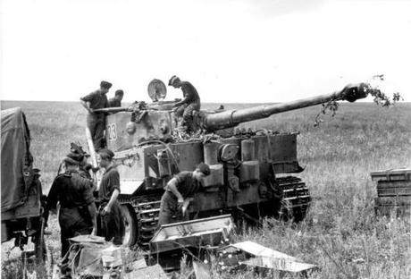 Panzer VI Tiger en pleno proceso de recarga de munición durante la batalla de Kursk. Fuente y autoría:  Bundesarchiv, Bild 101I-022-2948-23 / Wolff, Paul Dr. / CC-BY-SA
