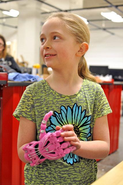 Una mano protésica de superhéroe