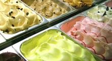 helado en el expositor de una heladeria