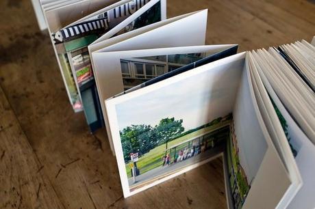 A través de las ventanas de un bus