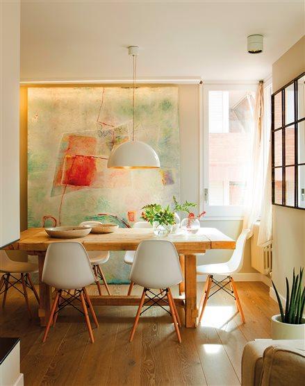 Más luz, más espacio Comedor con gran cuadro abstracto