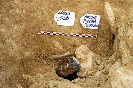Descubierto un nuevo enterramiento en la necrópolis calcolítica de Pedrera (Sevilla)