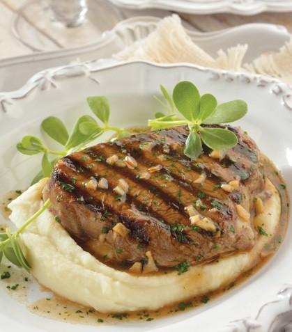 Filete sobre puré de papa