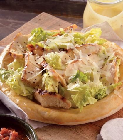 Pizza de ensalada César con pollo