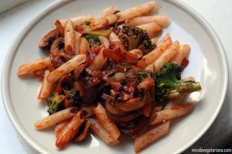 Macarrones de arroz con tomate, brócoli y champiñones