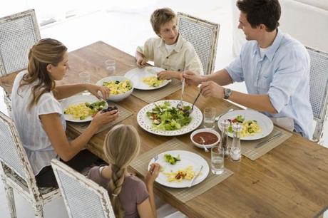 Prevenir la obesidad infantil es posible mediante hábitos saludables y adecuados durante las comidas