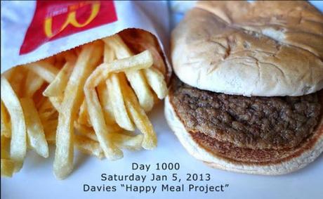 LA HAMBURGUESA FÓSIL Y LA COMIDA INDUSTRIAL El asunto de la comida es de lo más peliagudo, pues comer es un acto de máxima intimidad. Quienes tengan ciertas edades recordarán tiempos mejores y pitanza no tan maquillada, modificada, manufacturada.