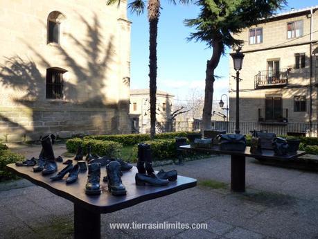 Laguardia, entre viñedos y montañas Escultura al viajero en Laguardia