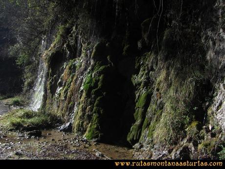 Ruta Foces del Rio Pendon y Varallonga: Caída de agua