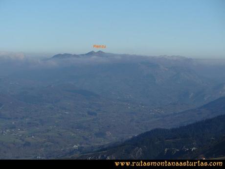 Ruta Foces del Rio Pendon y Varallonga: Desde ell pico Varallonga, vista del Pienzu