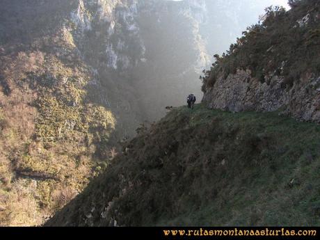 Ruta Foces del Rio Pendon y Varallonga: Vista del sendero de las Foces