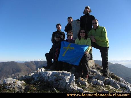 Ruta Foces del Rio Pendon y Varallonga: Cima del pico Varallonga.