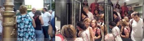 Afuera del teatro, se lo ve (adivina más bien) a Coco Blaustein. Adentro, la escalera que conduce a la sala, abarrotada de gente que se quedó sin poder escuchar la lectura pública del manifiesto.