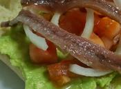 Bocadillo aguacate, tomate anchoas