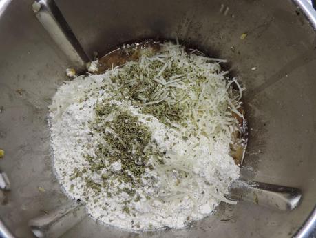 Bizcocho salado de verduras, atún y queso.