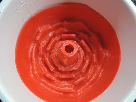 Bizcocho salado de verduras, atún y queso.