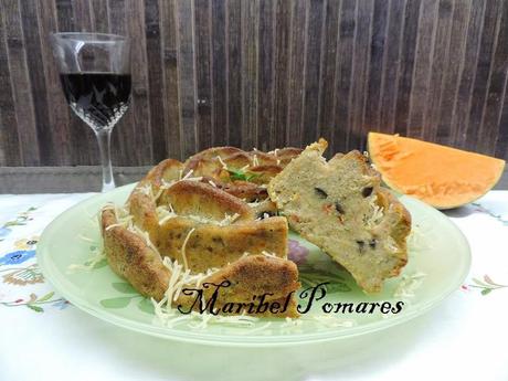 Bizcocho salado de verduras, atún y queso.