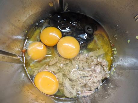 Bizcocho salado de verduras, atún y queso.