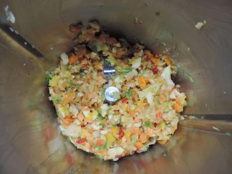 Bizcocho salado de verduras, atún y queso.