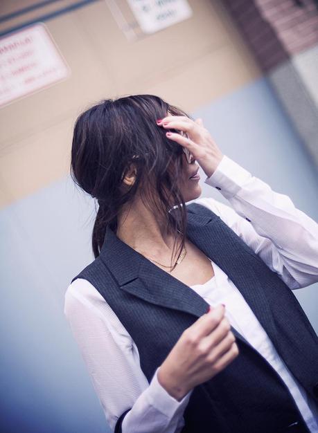 street style barbara crespo hake vest black gema cameo bag fashion blogger outfit blog de moda