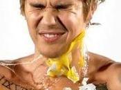 Justin Bieber, atacado huevos