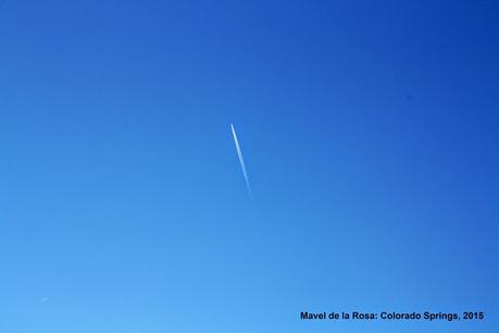 Bajo una estela de condensacion / Under a contrail. COLORADO SPRINGS