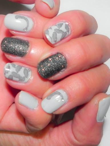 Ahumado naranja para una propuesta algo gris (Look, Outfit y manicura)