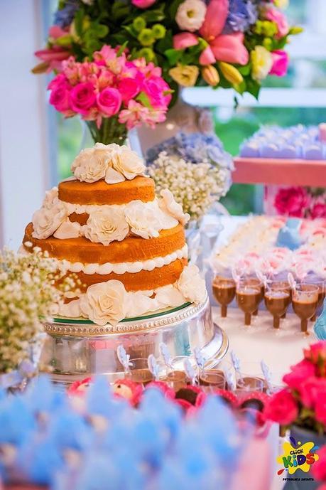 Candy bar de bautizo con flores - mesa de dulces8