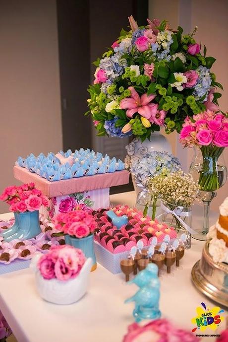 Candy bar de bautizo con flores - mesa de dulces9