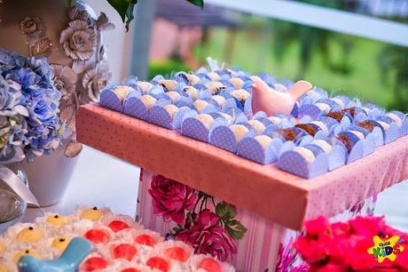 Candy bar de bautizo con flores - mesa de dulces3