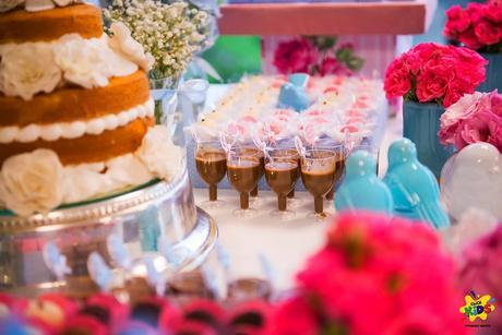 Candy bar de bautizo con flores - mesa de dulces5