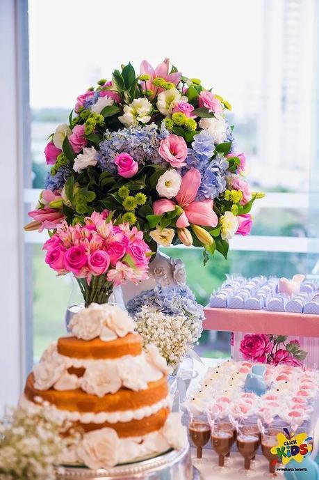 Candy bar de bautizo con flores - mesa de dulces7