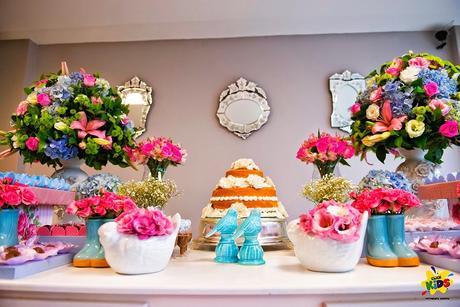 Candy bar de bautizo con flores - mesa de dulces1